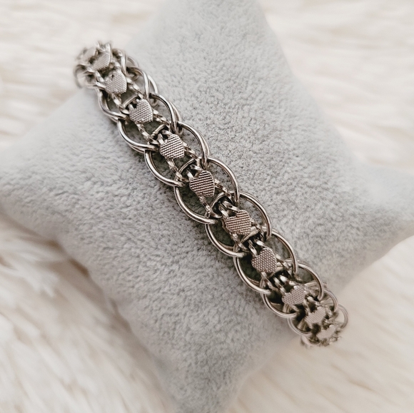 Monet Etched Heart Link Bracelet - Picture 4 of 10